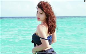 Beauteous Kangana Sharma posing on the beach side